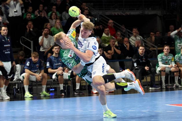 DEU, DHB, 1.HBL, Fuechse Berlin vs. TBV Lemgo Lippe , 30.11.2025, Max-Schmeling-Halle, Berlin, DEU, DHB, 1.HBL, Fuechse Berlin vs. TBV Lemgo Lippe , im Bild Matthes Langhoff (Fuechse Berlin 25), Lukas Hutecek (Lemgo 2)