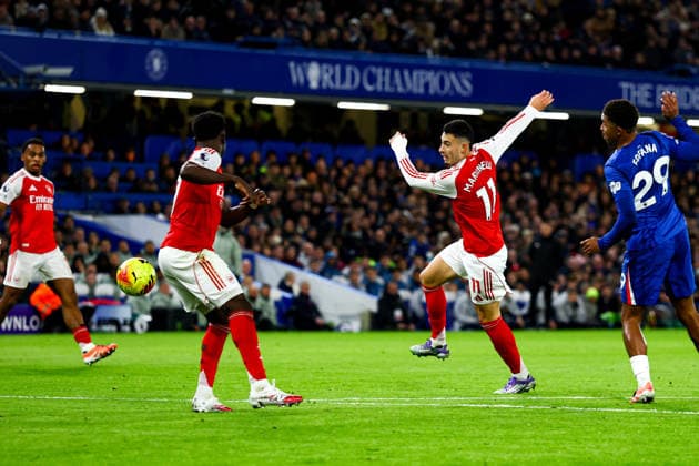 Chelsea v Arsenal Premier League 30 11 2025. Gabriel Martinelli (11) of Arsenal shoots towards the goal during the Premier League match between Chelsea and Arsenal at Stamford Bridge, London, England on 30 November 2025. Editorial use only DataCo restrictions apply See www.football-dataco.com , Copyright: xNigelxKeenex PSI-23310-0035
