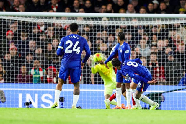 Chelsea v Arsenal Premier League 30 11 2025. Enzo Fernandez (8) of Chelsea shoots towards the goal during the Premier League match between Chelsea and Arsenal at Stamford Bridge, London, England on 30 November 2025. Editorial use only DataCo restrictions apply See www.football-dataco.com , Copyright: xNigelxKeenex PSI-23310-0040