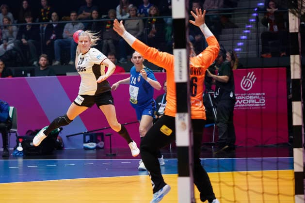 l.-r.: Antje Doell (DHB, 29) make the goal for 1:1, 30.11.2025, 27TH IHF Womens Handball World Championship, WM, Weltmeisterschaft 2025, Germany - Serbia, GER, Stuttgart, Porsche Arena Copyright: HMBxMedia xHeikoxBecker