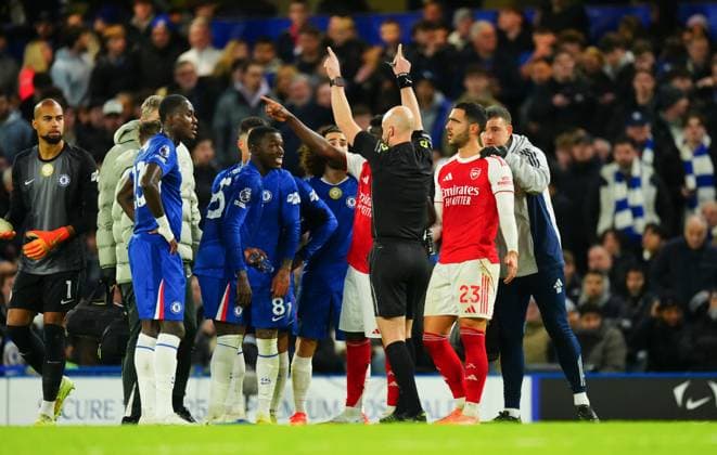 Anthony Taylor oindicates a VAR review bewfore sending off MoisÃ s Caicedo of Chelsea Chelsea v Arsenal, Premier League, Football, Stamford Bridge, London, UK - 30 Nov 2025London Stamford Bridge United Kingdom EDITORIAL USE ONLY No use with unauthorised audio, video, data, fixture lists, club league logos or live services. Online in-match use limited to 120 images, no video emulation. No use in betting, games or single club league player publications.  Copyright: xJavierxGarcia Shutterstockx 15941788x