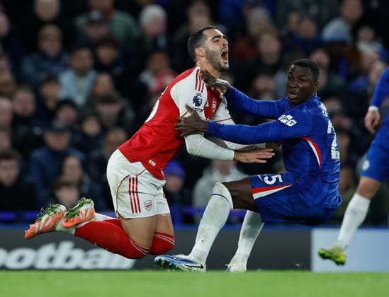 Moises Caicedo of Chelsea fouls Mikel Merino of Arsenal and is shown a red card Chelsea v Arsenall, Football, Premier League, Stamford Bridge Stadium, London, UK, 30 11 25 EDITORIAL USE ONLY No use with unauthorised audio, video, data, fixture lists (outside the EU), club league logos or live services. Online in-match use limited to 45 images (+15 in extra time). No use to emulate moving images. No use in betting, games or  Copyright: xMattxImpey Shutterstockx 15993964h