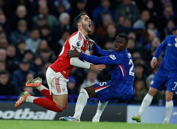 Moises Caicedo of Chelsea fouls Mikel Merino of Arsenal and is shown a red card Chelsea v Arsenall, Football, Premier League, Stamford Bridge Stadium, London, UK, 30 11 25 EDITORIAL USE ONLY No use with unauthorised audio, video, data, fixture lists (outside the EU), club league logos or live services. Online in-match use limited to 45 images (+15 in extra time). No use to emulate moving images. No use in betting, games or  Copyright: xMattxImpey Shutterstockx 15993964i