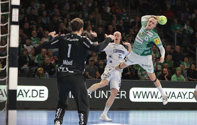 Torwart Constantin Möstl , Leve Carstensen, Tobias Schjoelberg Groendahl erzielt ein Tor Zweikampf Spielszene Aktion Handball HBL Bundesliga Herren 14. Spieltag Saison 2025 2026 30.11.2025 Füchse Berlin vs TBV Lemgo Lippe