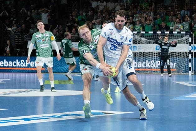 30.11.2025, xlakx, Handball Daikin HBL, Fuechse Berlin - TBV Lemgo Lippe v.l. Matthes Langhoff (Fuechse Berlin), Hendrik Wagner (TBV Lemgo Lippe) Zweikampf, Duell, Kampf, tackle Berlin