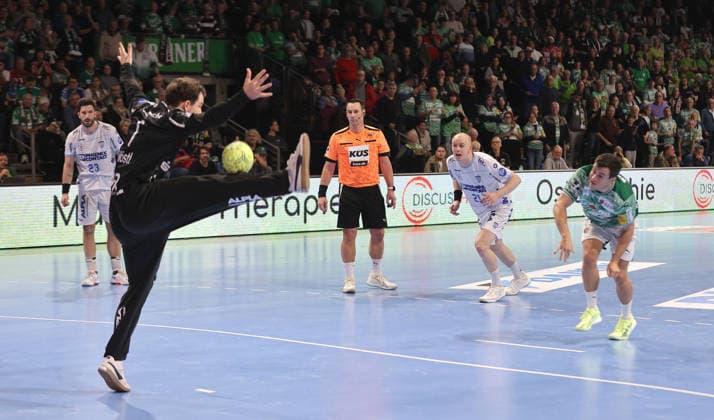 Torwart Constantin Möstl hält gegen Tim Freihöfer Zweikampf Spielszene Aktion Handball HBL Bundesliga Herren 14. Spieltag Saison 2025 2026 30.11.2025 Füchse Berlin vs TBV Lemgo Lippe