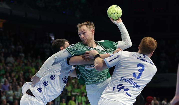 Frederik Simak, Mathias Gidsel, Nicolai Theilinger Zweikampf Spielszene Aktion Handball HBL Bundesliga Herren 14. Spieltag Saison 2025 2026 30.11.2025 Füchse Berlin vs TBV Lemgo Lippe