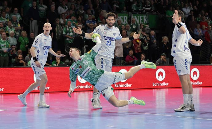 Mathias Gidsel erzielt ein Tor Zweikampf Spielszene Aktion Handball HBL Bundesliga Herren 14. Spieltag Saison 2025 2026 30.11.2025 Füchse Berlin vs TBV Lemgo Lippe