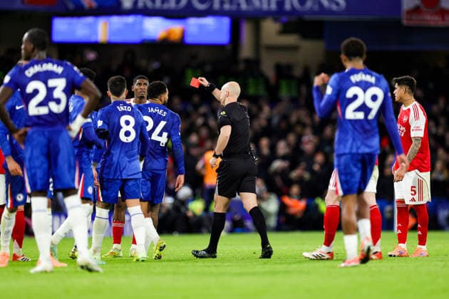 Chelsea v Arsenal Premier League 30 11 2025. Referee Anthony Taylor shows a red card to MoisÃ s Caicedo (25) of Chelsea during the Premier League match between Chelsea and Arsenal at Stamford Bridge, London, England on 30 November 2025. Editorial use only DataCo restrictions apply See www.football-dataco.com , Copyright: xNigelxKeenex PSI-23310-0042