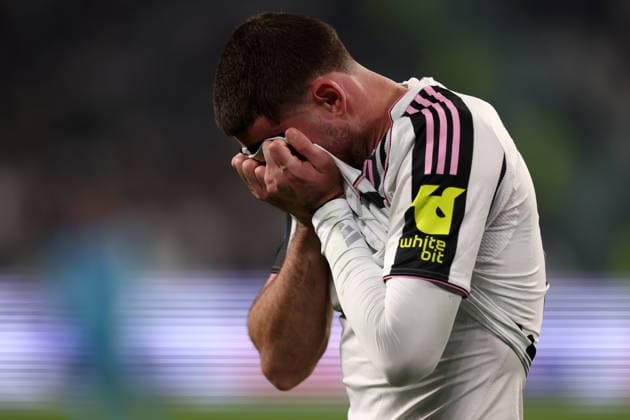 Juventus Fc - Cagliari Calcio Dusan Vlahovic of Juventus Fc Dusan Vlahovic of Juventus Fc despairs after his injury during the Serie A match beetween Juventus Fc and Cagliari Calcio at Allianz Stadium on November 29, 2025 in Turin, Italy . Torino Allianz Stadium Italy Copyright: xMarcoxCanonierox