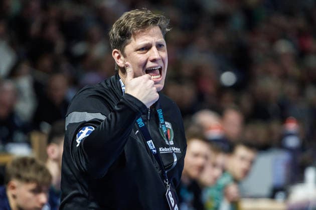Handball: Bundesliga, Füchse Berlin - TBV Lemgo Lippe, 14. Spieltag, Max-Schmeling-Halle. Trainer Nicolej Krickau (Füchse Berlin) steht gestikulierend am Spielfeldrand. Füchse Berlin - TBV Lemgo Lippe