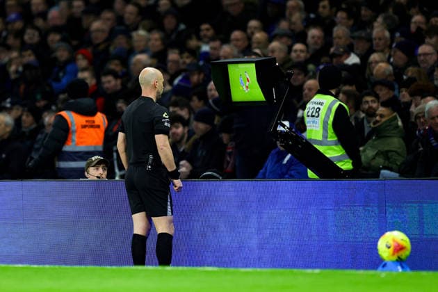 Chelsea v Arsenal Premier League 30 11 2025. Referee Anthony Taylor checks the monitor during the Premier League match between Chelsea and Arsenal at Stamford Bridge, London, England on 30 November 2025. Editorial use only DataCo restrictions apply See www.football-dataco.com , Copyright: xNigelxKeenex PSI-23310-0043