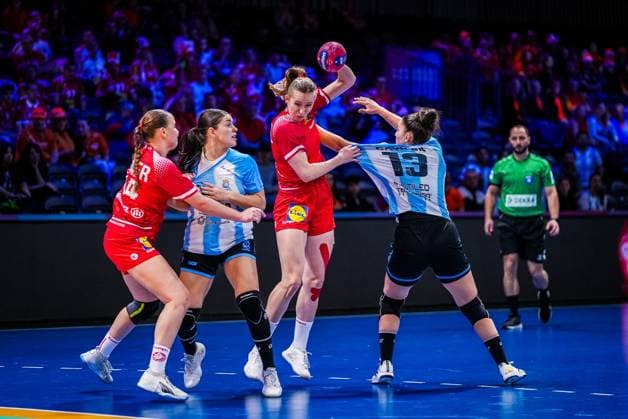 ROTTERDAM , 30-11-2025 , Rotterdam Ahoy , Womens World Championship, WM, Weltmeisterschaft Handball 2025 , match between Austria and Argentina , picture shows Austria player Klara Schhlegel and Argentina player Giuliana Gavilan Austria - Argentina (women)  x32276023x Copyright: