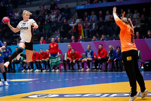 l.-r.: Antje Doell (DHB, 29) make the goal for 4:2, 30.11.2025, 27TH IHF Womens Handball World Championship, WM, Weltmeisterschaft 2025, Germany - Serbia, GER, Stuttgart, Porsche Arena Copyright: HMBxMedia xHeikoxBecker