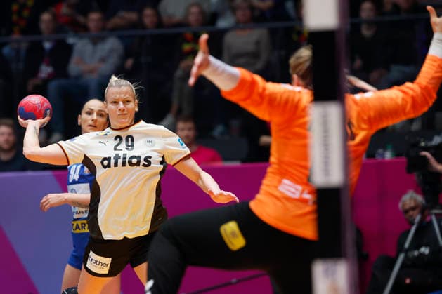 l.-r.: Antje Doell (DHB, 29) make the goal for 7:3, 30.11.2025, 27TH IHF Womens Handball World Championship, WM, Weltmeisterschaft 2025, Germany - Serbia, GER, Stuttgart, Porsche Arena Copyright: HMBxMedia xHeikoxBecker