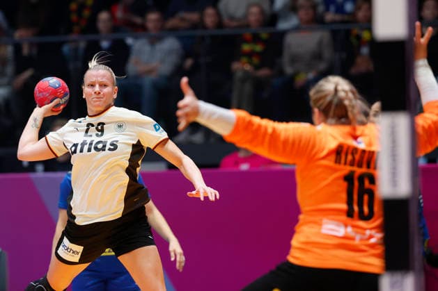 l.-r.: Antje Doell (DHB, 29) make the goal for 7:3, 30.11.2025, 27TH IHF Womens Handball World Championship, WM, Weltmeisterschaft 2025, Germany - Serbia, GER, Stuttgart, Porsche Arena Copyright: HMBxMedia xHeikoxBecker