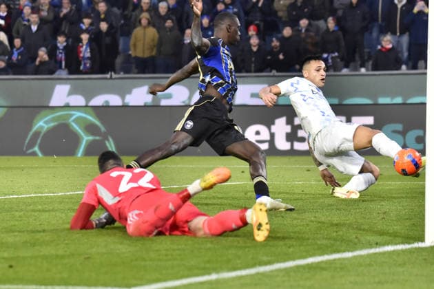 Pisa, November 30, 2025, Arena Garibaldi, Romeo Anconetani Stadium, Serie A Football Championship - PisaSC vs. Inter. Pictured: Lautaro scores the second goal.  Copyright: xRobertoxCappellox xipa-agency.netx xRobertoxCappellox IPA_Agency_IPA68561945