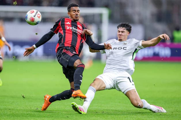 30.11.2025, Fußball, Eintracht Frankfurt - VfL Wolfsburg, 1. Fußball Bundesliga, 12. Spieltag, Deutsche-Bank-Park (Frankfurt am Main), Saison 2025 2026: Ansgar Knauff (Eintracht Frankfurt 07) im Zweikampf gegen Jenson Seelt (VfL Wolfsburg 14) DFB Regulations prohibit any use of photographs as image sequences and or quasi-video. Hessen Deutschland *** 30 11 2025, Fußball, Eintracht Frankfurt VfL Wolfsburg, 1 Fußball Bundesliga, 12 Spieltag, Deutsche Bank Park Frankfurt am Main , Saison 2025 2026 Ansgar Knauff Eintracht Frankfurt 07 im Zweikampf gegen Jenson Seelt VfL Wolfsburg 14 DFB Regulations prohibit any use of photographs as image sequences and or quasi video Hessen Deutschland
