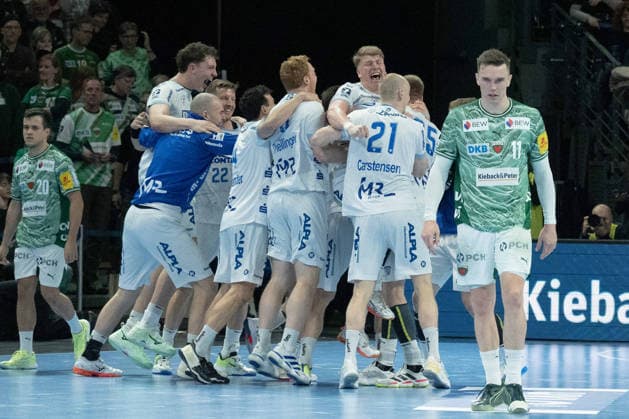 30.11.2025, xlakx, Handball Daikin HBL, Fuechse Berlin - TBV Lemgo Lippe v.l. Mannschaft von TBV Lemgo Lippe Jubel ueber den Sieg, Jubel nach Spielende Berlin