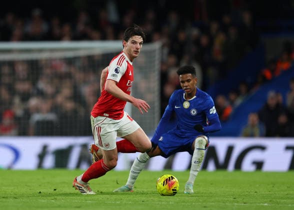 30th November 2025; Stamford Bridge, Chelsea, London, England: Premier League Football, Chelsea versus Arsenal; Declan Rice of Arsenal closely marked by Estevao of Chelsea  JohnxPatrickxFletcher