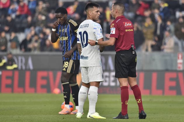 Pisa, November 30, 2025 Arena Garibaldi, Romeo Anconetani Stadium, Serie A Football Championship - Pisa SC vs. Inter. Pictured: Lautaro speaks with referee Guida.  Copyright: xRobertoxCappellox xipa-agency.netx xRobertoxCappellox IPA_Agency_IPA68561889