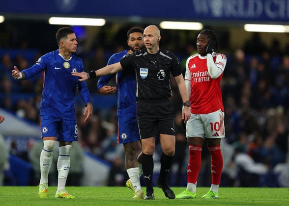 30th November 2025; Stamford Bridge, Chelsea, London, England: Premier League Football, Chelsea versus Arsenal; Referee Anthony Taylor being surrounded by Reece James, Enzo Fernandez of Chelsea and Eberechi Eze of Arsenal  JohnxPatrickxFletcher
