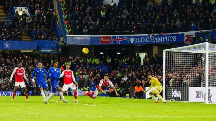 Piero HincapiÃ of Arsenal heads a Chelsea cross away Chelsea v Arsenal, Premier League, Football, Stamford Bridge, London, UK - 30 Nov 2025London Stamford Bridge United Kingdom EDITORIAL USE ONLY No use with unauthorised audio, video, data, fixture lists, club league logos or live services. Online in-match use limited to 120 images, no video emulation. No use in betting, games or single club league player publications.  Copyright: xJavierxGarcia Shutterstockx 15941788ab