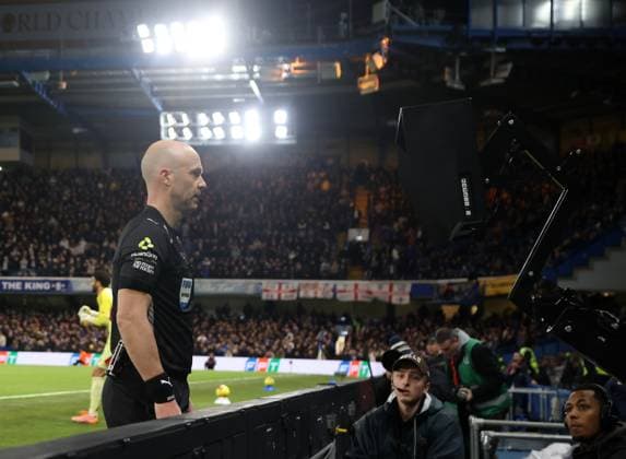 Referee Anthony Taylor checks the VAR screen before sending off Moises Caicedo of Chelsea for a foul on Mikel Merino of Arsenal Chelsea v Arsenall, Football, Premier League, Stamford Bridge Stadium, London, UK, 30 11 25 EDITORIAL USE ONLY No use with unauthorised audio, video, data, fixture lists (outside the EU), club league logos or live services. Online in-match use limited to 45 images (+15 in extra time). No use to emulate moving images. No use in betting, games or  Copyright: xMattxImpey Shutterstockx 15993964l
