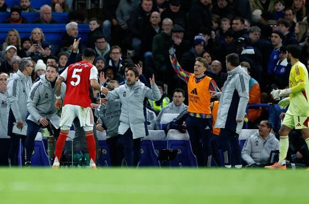 The Arsenal bench react after watching the Moises Caicedo foul on Mikel Merino on a pitch side screen which resulted in a red card for the Chelsea midfielder Chelsea v Arsenall, Football, Premier League, Stamford Bridge Stadium, London, UK, 30 11 25 EDITORIAL USE ONLY No use with unauthorised audio, video, data, fixture lists (outside the EU), club league logos or live services. Online in-match use limited to 45 images (+15 in extra time). No use to emulate moving images. No use in betting, games or  Copyright: xMattxImpey Shutterstockx 15993964p