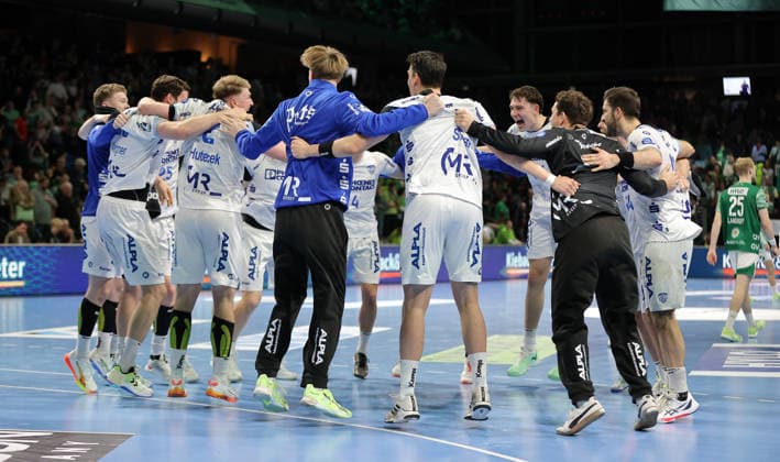 Lemgo Mannschaft jubelt nach Spielende Freude Emotion Jubel Schlußjubel Handball HBL Bundesliga Herren 14. Spieltag Saison 2025 2026 30.11.2025 Füchse Berlin vs TBV Lemgo Lippe