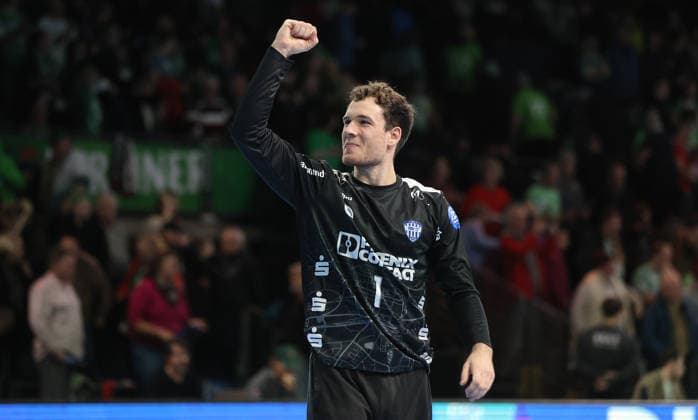 Torwart Constantin Möstl, Lemgo Mannschaft jubelt nach Spielende Freude Emotion Jubel Schlußjubel Handball HBL Bundesliga Herren 14. Spieltag Saison 2025 2026 30.11.2025 Füchse Berlin vs TBV Lemgo Lippe