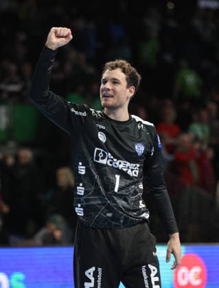 Torwart Constantin Möstl, Lemgo Mannschaft jubelt nach Spielende Freude Emotion Jubel Schlußjubel Handball HBL Bundesliga Herren 14. Spieltag Saison 2025 2026 30.11.2025 Füchse Berlin vs TBV Lemgo Lippe
