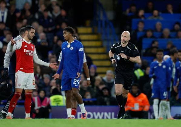 Referee Anthony Taylor heads over the the VAR screen before showing Moises Caicedo of Chelsea a Red Card Chelsea v Arsenall, Football, Premier League, Stamford Bridge Stadium, London, UK, 30 11 25 EDITORIAL USE ONLY No use with unauthorised audio, video, data, fixture lists (outside the EU), club league logos or live services. Online in-match use limited to 45 images (+15 in extra time). No use to emulate moving images. No use in betting, games or  Copyright: xMattxImpey Shutterstockx 15993964q