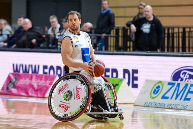 Spielertrainer Michael Paye Rollstuhlbasketball, RBBL, RSV Lahn - Dill (weiss), BBC Münsterland (blau), RSV Lahn - Dill - BBC Münsterland, Rollstuhl, Versehrtensport, Behindertensport