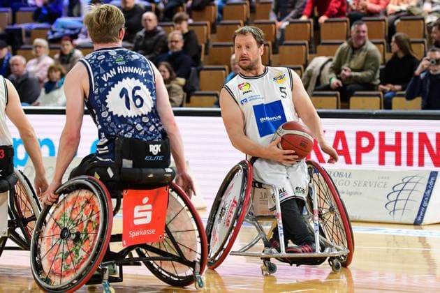 Spielertrainer Michael Paye Rollstuhlbasketball, RBBL, RSV Lahn - Dill (weiss), BBC Münsterland (blau), RSV Lahn - Dill - BBC Münsterland, Rollstuhl, Versehrtensport, Behindertensport