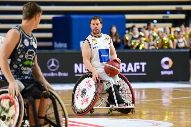 Spielertrainer Michael Paye Rollstuhlbasketball, RBBL, RSV Lahn - Dill (weiss), BBC Münsterland (blau), RSV Lahn - Dill - BBC Münsterland, Rollstuhl, Versehrtensport, Behindertensport
