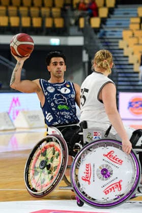 Peyman Mizan Rollstuhlbasketball, RBBL, RSV Lahn - Dill (weiss), BBC Münsterland (blau), RSV Lahn - Dill - BBC Münsterland, Rollstuhl, Versehrtensport, Behindertensport