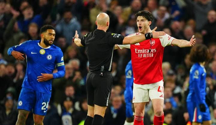 Declan Rice of Arsenal complains to referee Anthony Taylor Chelsea v Arsenal, Premier League, Football, Stamford Bridge, London, UK - 30 Nov 2025London Stamford Bridge United Kingdom EDITORIAL USE ONLY No use with unauthorised audio, video, data, fixture lists, club league logos or live services. Online in-match use limited to 120 images, no video emulation. No use in betting, games or single club league player publications.  Copyright: xJavierxGarcia Shutterstockx 15941788ad