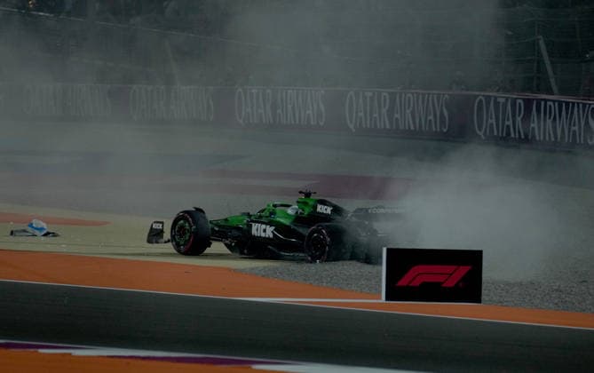 Formula 1 Qatar Airways Qatar Grand Prix 2025 30.11.2025, Losail International Circuit, Doha, Formula 1 Qatar Airways Qatar Grand Prix 2025 ,im Bild Unfall von Nico Hülkenberg (DEU), Stake F1 Team Kick Sauber, der dann ausscheiden muss.