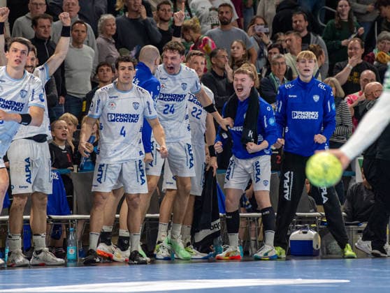 Handball, Herren, Saison 2025 2026, DAIKIN Handball-Bundesliga (14. Spieltag), Füchse Berlin - TBV Lemgo, Lemgoer Jubel auf der Bank, 30.11.2025, Copyright: xSebastianxRäppold MatthiasxKochx