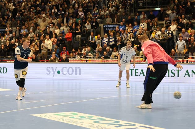 v.l. Noah Beyer (Bergischer HC 02), Oliver Norlyk (Handball Sportverein Hamburg 05), Robin Paulsen Haug (Handball Sportverein Hamburg 16) Bergischer HC 06 vs. Handball Sportverein Hamburg, 14. Spieltag, Handball, DAIKIN HBL, Spielzeit 2025 2026, 30.11.2025 Bergischer HC 06 vs. Handball Sportverein Hamburg, 14. Spieltag, Handball, DAIKIN HBL, Spielzeit 2025 2026, 30.11.2025 Duesseldorf Copyright: xEibner-Pressefoto ThomasxStoeckerx EP_TSR