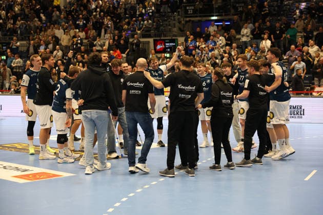 BHC feiert den Sieg Bergischer HC 06 vs. Handball Sportverein Hamburg, 14. Spieltag, Handball, DAIKIN HBL, Spielzeit 2025 2026, 30.11.2025 Bergischer HC 06 vs. Handball Sportverein Hamburg, 14. Spieltag, Handball, DAIKIN HBL, Spielzeit 2025 2026, 30.11.2025 Duesseldorf Copyright: xEibner-Pressefoto ThomasxStoeckerx EP_TSR