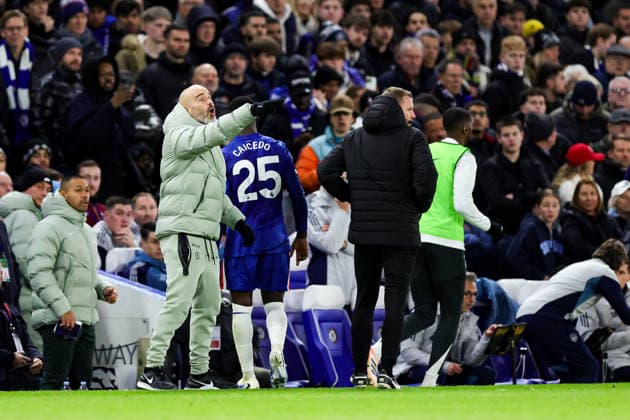 Chelsea v Arsenal Premier League 30 11 2025. Enzo Maresca Manager of Chelsea as MoisÃ s Caicedo (25) of Chelsea is sent off during the Premier League match between Chelsea and Arsenal at Stamford Bridge, London, England on 30 November 2025. Editorial use only DataCo restrictions apply See www.football-dataco.com , Copyright: xNigelxKeenex PSI-23310-0052