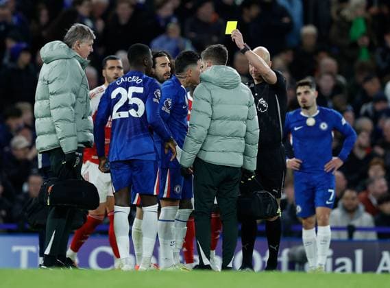 Referee Anthony Taylor shows a yellow card to Moises Caicedo (25) of Chelsea after his foul on Mikel Merino of Arsenal which was upgraded to Red after VAR intervention Chelsea v Arsenall, Football, Premier League, Stamford Bridge Stadium, London, UK, 30 11 25 EDITORIAL USE ONLY No use with unauthorised audio, video, data, fixture lists (outside the EU), club league logos or live services. Online in-match use limited to 45 images (+15 in extra time). No use to emulate moving images. No use in betting, games or  Copyright: xMattxImpey Shutterstockx 15993964u