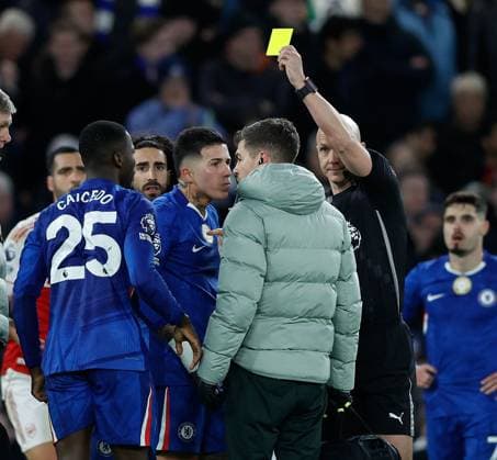 Referee Anthony Taylor shows a yellow card to Moises Caicedo (25) of Chelsea after his foul on Mikel Merino of Arsenal which was upgraded to Red after VAR intervention Chelsea v Arsenall, Football, Premier League, Stamford Bridge Stadium, London, UK, 30 11 25 EDITORIAL USE ONLY No use with unauthorised audio, video, data, fixture lists (outside the EU), club league logos or live services. Online in-match use limited to 45 images (+15 in extra time). No use to emulate moving images. No use in betting, games or  Copyright: xMattxImpey Shutterstockx 15993964v