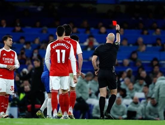 Referee Anthony Taylor shows a red card to Moises Caicedo of Chelsea after his foul on Mikel Merino of Arsenal Chelsea v Arsenall, Football, Premier League, Stamford Bridge Stadium, London, UK, 30 11 25 EDITORIAL USE ONLY No use with unauthorised audio, video, data, fixture lists (outside the EU), club league logos or live services. Online in-match use limited to 45 images (+15 in extra time). No use to emulate moving images. No use in betting, games or  Copyright: xMattxImpey Shutterstockx 15993964w