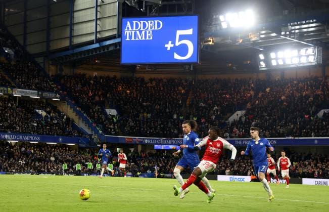 Eberechi Eze of Arsenal plays the ball forward under pressure from Malo Gusto and Pedro Neto of Chelsea in injury time of the 1st half Chelsea v Arsenall, Football, Premier League, Stamford Bridge Stadium, London, UK, 30 11 25 EDITORIAL USE ONLY No use with unauthorised audio, video, data, fixture lists (outside the EU), club league logos or live services. Online in-match use limited to 45 images (+15 in extra time). No use to emulate moving images. No use in betting, games or  Copyright: xMattxImpey Shutterstockx 15993964y