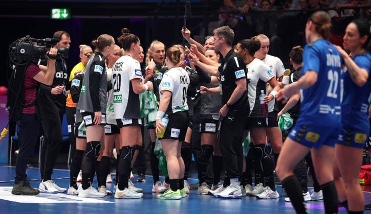 30.11.2025, Deutschland, Stuttgart, F27th IHF WomenÂ s World Championship, WM, Weltmeisterschaft 2025, Deutschland vs. Serbien, GER Trainer Markus Gaugisch Auszeit