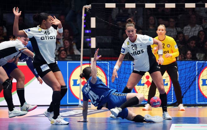 30.11.2025, Deutschland, Stuttgart, F27th IHF WomenÂ s World Championship, WM, Weltmeisterschaft 2025, Deutschland vs. Serbien, v.l. Amie von Pereira (GER), Jovana Skrobic (SRB), Emily Vogel (GER)