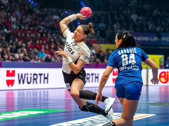 Emily Vogel (Deutschland, 20) kommt frei zum Wurf, Deutschland vs. Serbien, Handball, Weltmeisterschaft, Frauen, Spielzeit 2025 2026, 30.11.2025, Deutschland vs. Serbien, Handball, Weltmeisterschaft, Frauen, Spielzeit 2025 2026, 30.11.2025 Stuttgart Copyright: xEibner-Pressefoto MichaelxSchmidx EP_MST